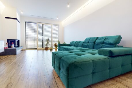 Smaragdová sedačka přinese noblesu do vašeho obývacího pokoje