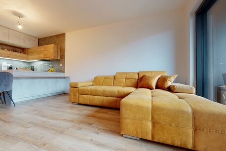 Žlutá sedačka rozzáří obývací pokoj
